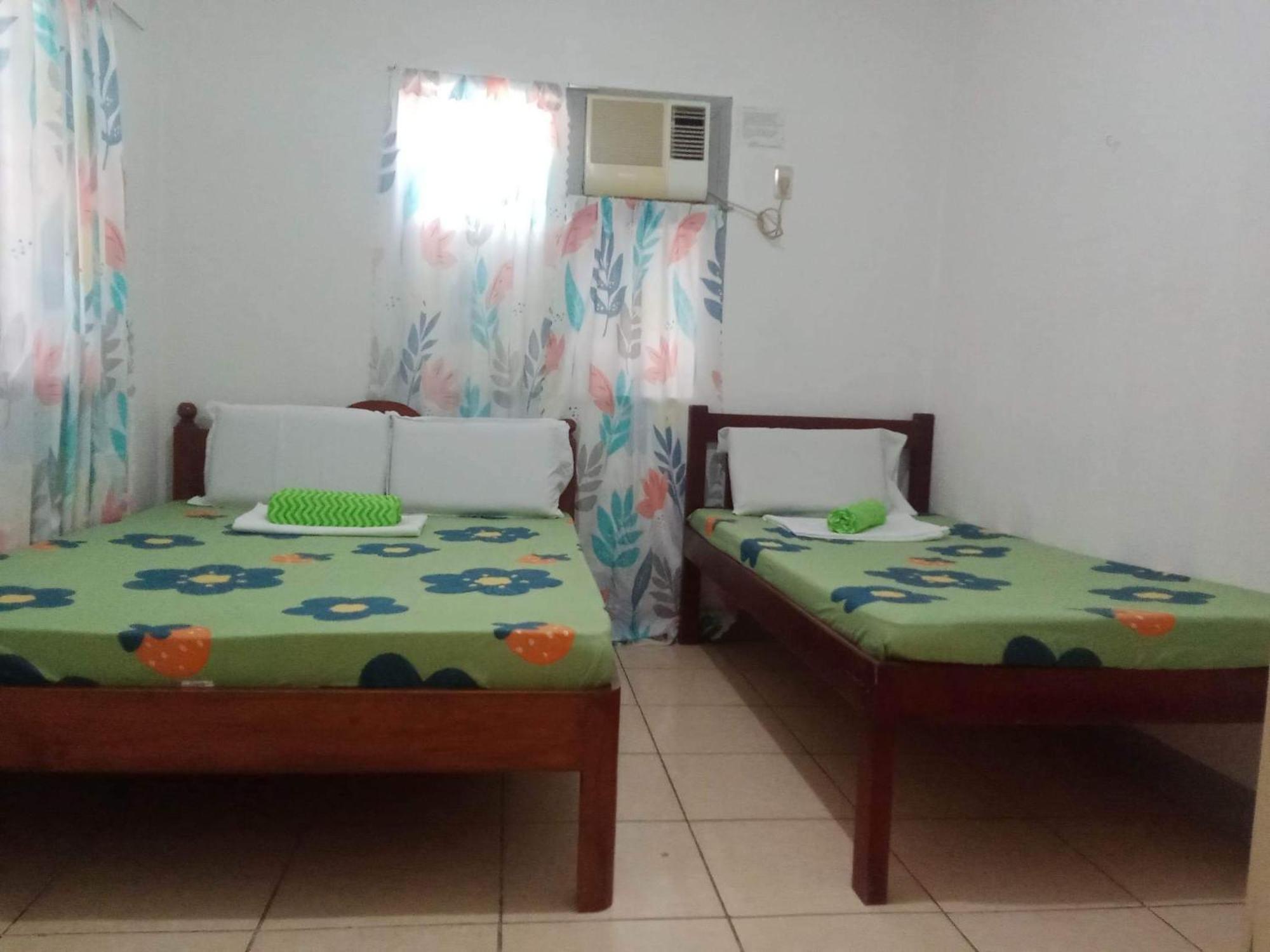 Pescador View - Beachfront & Nearby The Ocean Hostels & Restaurant Moalboal Rum bild