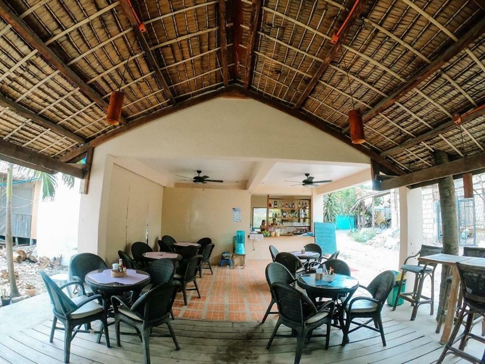 Pescador View - Beachfront & Nearby The Ocean Hostels & Restaurant Moalboal Exteriör bild